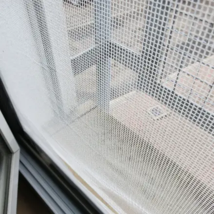 Fliegengitter mit Nylonstrumpfhose putzen