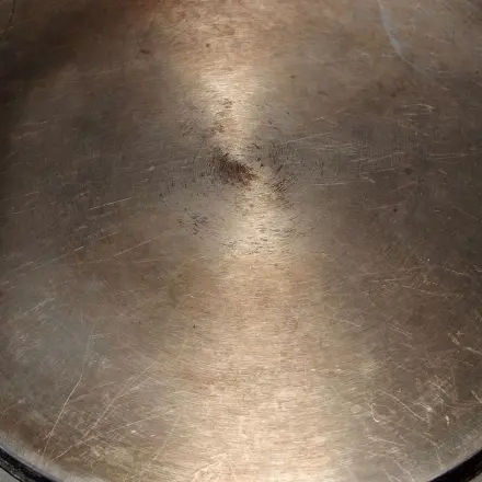 Von außen verdreckte Pfanne mit Spülmaschinentab reinigen