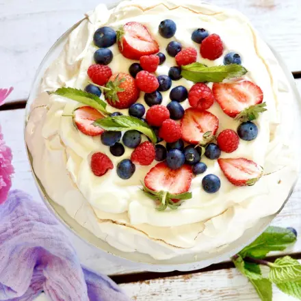 Beerentorte mit Baisers
