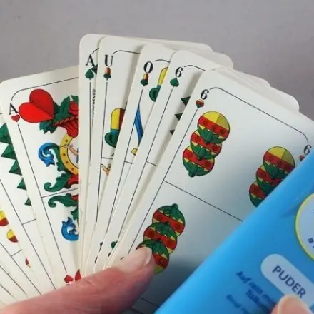 Zusammenklebende Spielkarten