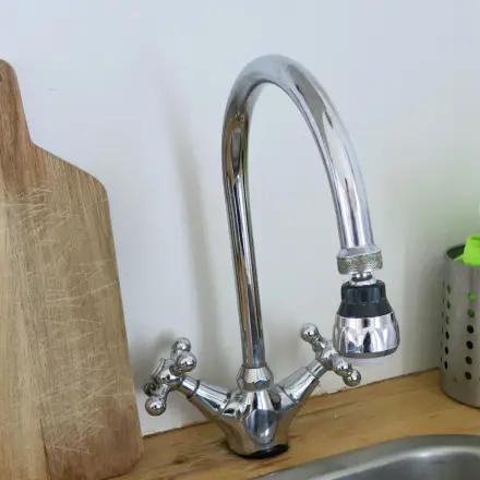 Stumpfe Armaturen mit Gallseife putzen