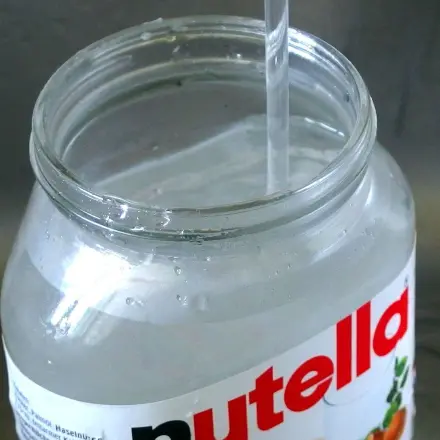 Aufkleber mit heißem Wasser entfernen