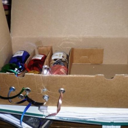 Leere Kartoffelchips-Behälter für Geschenkbänder nutzen