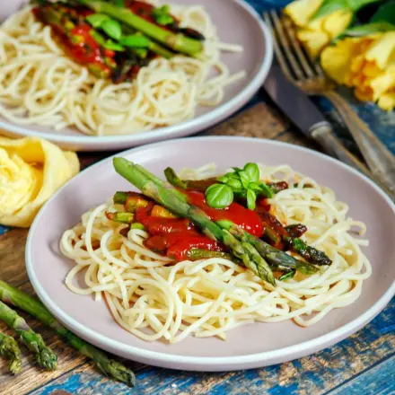 Grüner Spargel zu Pasta