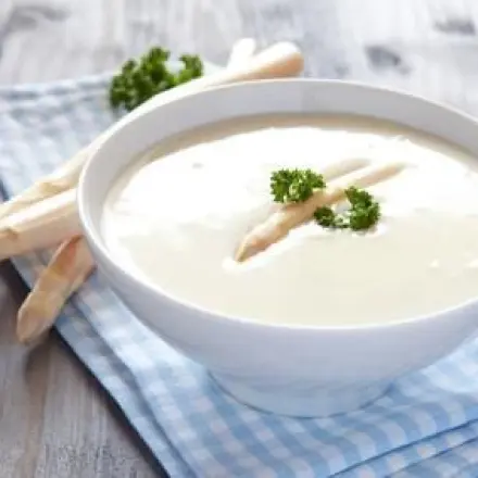 Frische Spargelcremesuppe