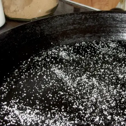 Pfannen mit Salz reinigen