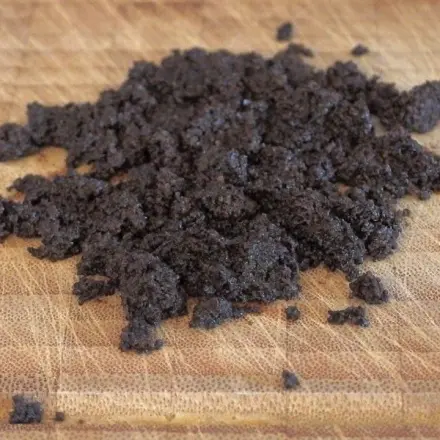 Weg ist der Zwiebelgeruch auf dem Holzschneidebrett