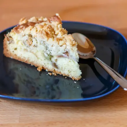 Rhabarberkuchen mit Streuseln