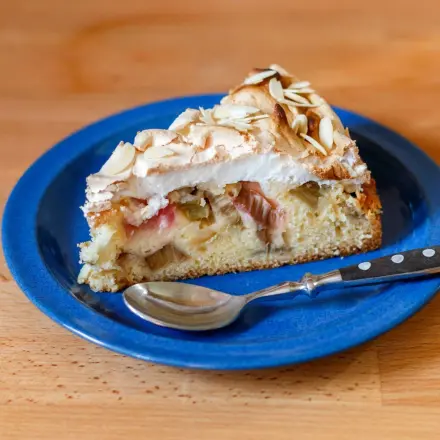 Rhabarberkuchen mit Baiser-Mandelhaube