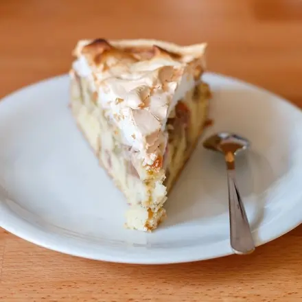 Rhabarberkuchen mit Baiserhaube