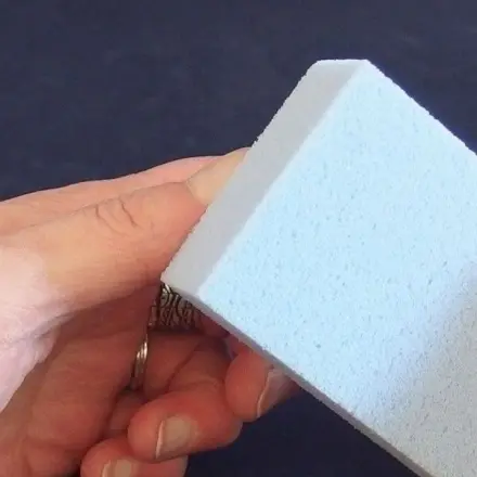 Superkleber von Fingern mit Bimsstein entfernen
