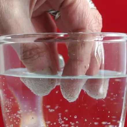 Fingernägel säubern
