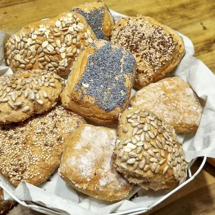 Alufolie im Brotkorb hält Brötchen warm