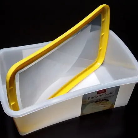 Stabile Plastikverpackungen aufheben und wiederverwenden