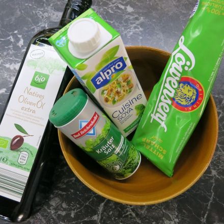 Einfaches Salatdressing mit Sojasahne