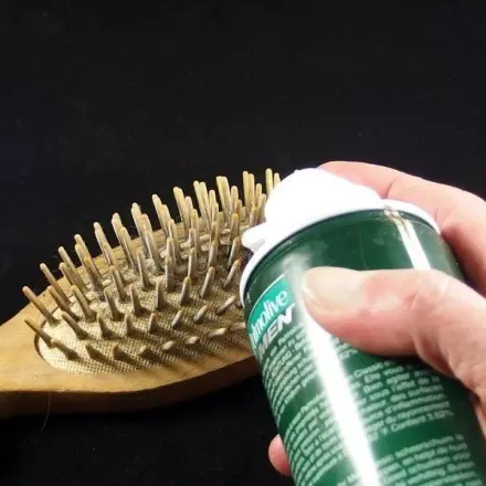 Haarbürsten reinigen mit Rasierschaum