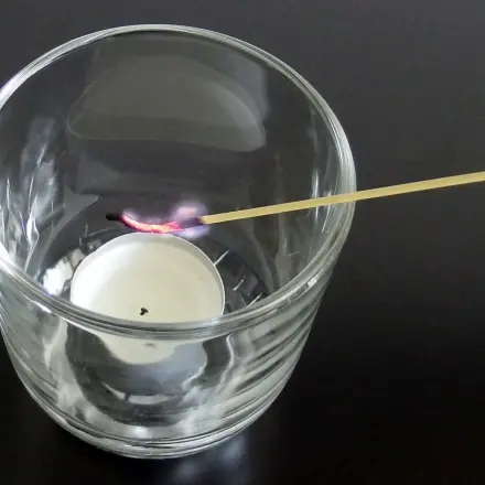 Kerzen in einem Glas anzünden