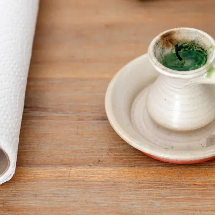 Kerzenreste aus dem Kerzenständer