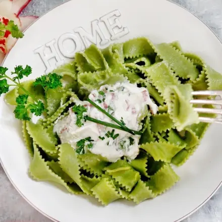 Schinken-Sahne-Sauce mit grünen Bandnudeln oder Tortellini