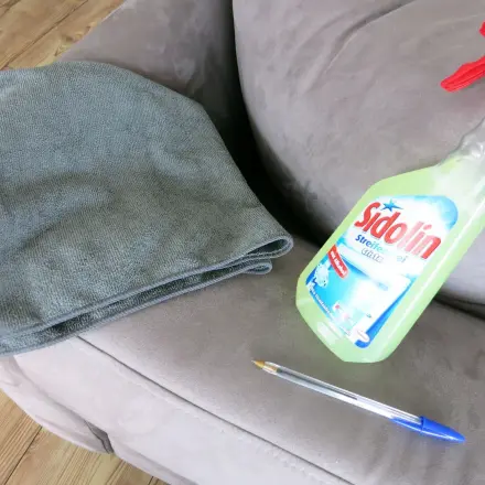 Kugelschreiber auf Microfaser-Sofa entfernen
