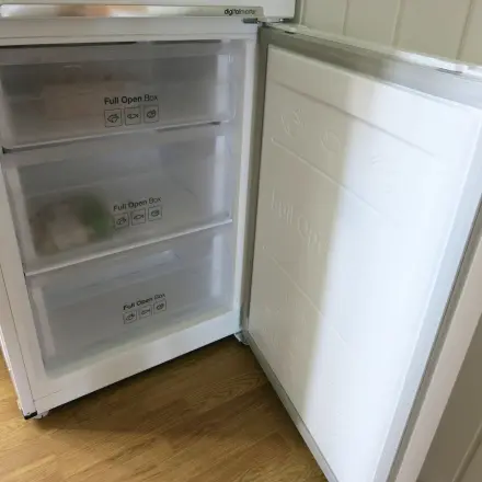 Gefrierfach von zuviel Eisbildung befreien