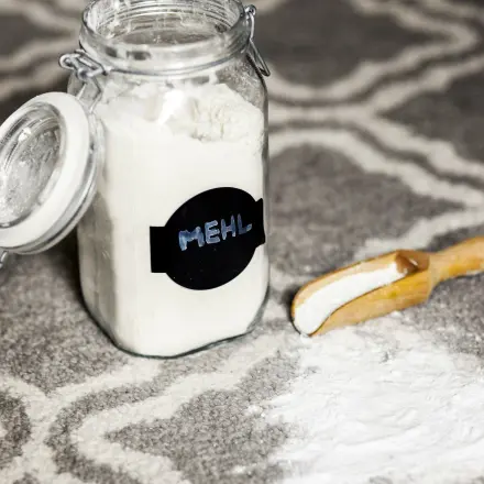 Fettflecken im Teppich mit Mehl entfernen