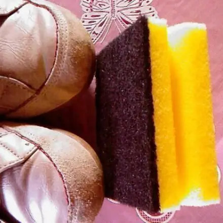 Streifen auf Velourschuhen mit Topfreiniger entfernen