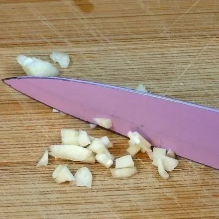 Frischen Knoblauch nie durch die Presse zerkleinern