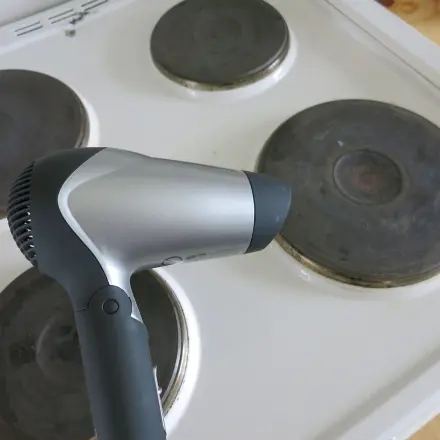 Hartnäckige Fettspritzer mit Föhn entfernen
