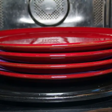 Mehrere Teller in der Mikrowelle vorwärmen