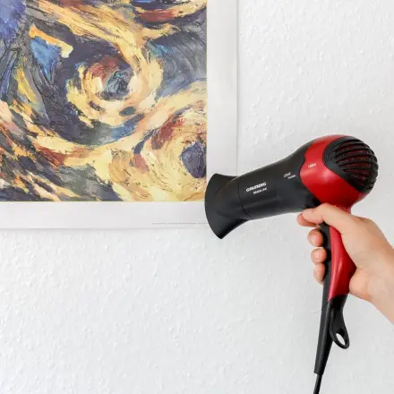 Das lösen von Postern von der Wand