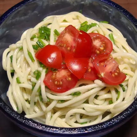 Spaghettisalat mit Schnittlauch und Knoblauchöl