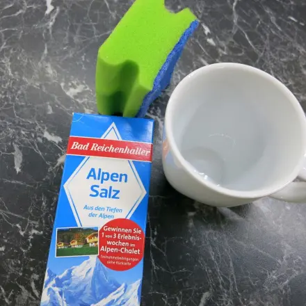 Schwarzteereste mit Salz aus Tassen entfernen