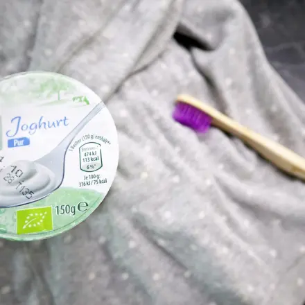 Joghurtflecken ausbürsten