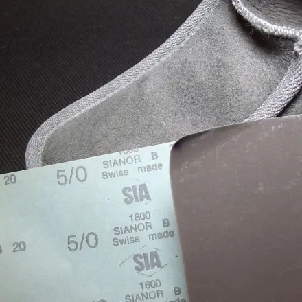 Wasserflecken auf Wildlederschuhen mit Sandpapier entfernen