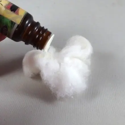 Duftsprayersatz auf der Toilette