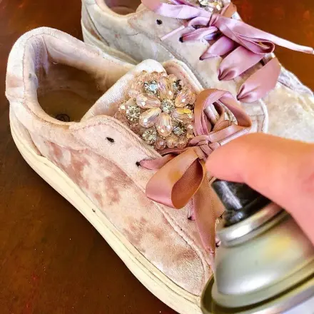 Stoffschuhe mit Sprühstärke reinigen