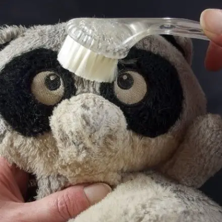 Verfilzte Kuscheltiere wieder plüschig bürsten