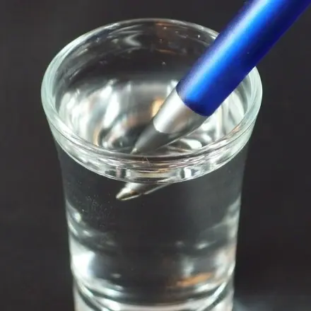 Eingetrockneter Kugelschreiber schreibt wieder mit warmem Wasser