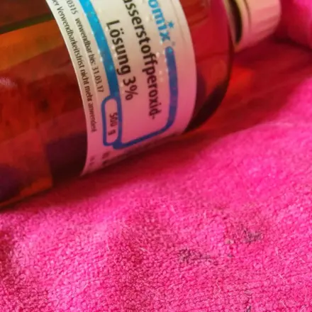 Blaubeerflecken mit Wasserstoffperoxid entfernen