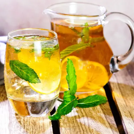 Erfrischendes Getränk mit Limo und Pfefferminze