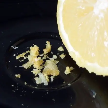 Streusel mit ungespritzter Zitronenschale