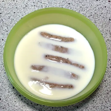 Knusprige Bratwurst mit Milch