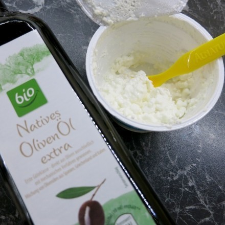 Hüttenkäse mit Olivenöl verfeinern