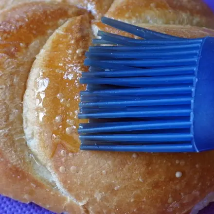 Nicht mehr ganz frische Brötchen mit Öl bestreichen