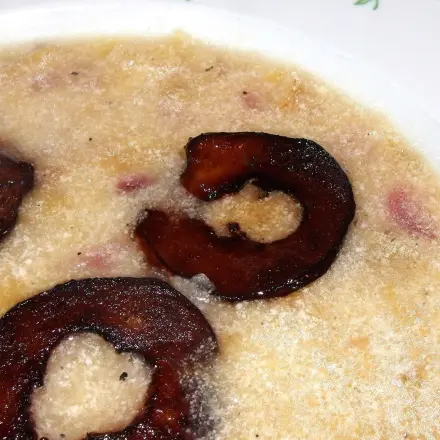 Apfelsuppe mit Meerrettich