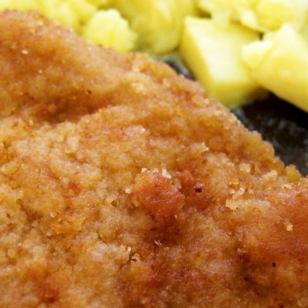 Schnitzel mit Zitronensaft panieren