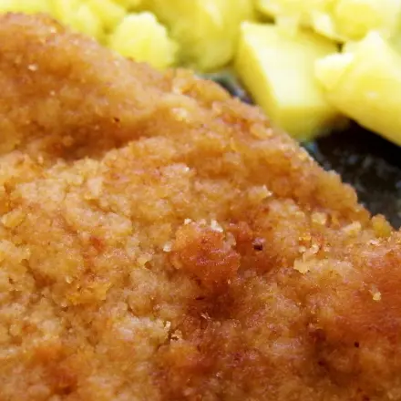 Schnitzel mit Zitronensaft panieren