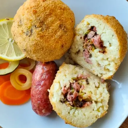 Reisbällchen: gefüllt und frittiert - sizilianische Arancini