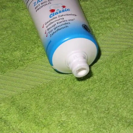 Zahnpasta gegen Klebstoffreste auf Fingernägeln